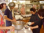 美味しい芋煮を調理中